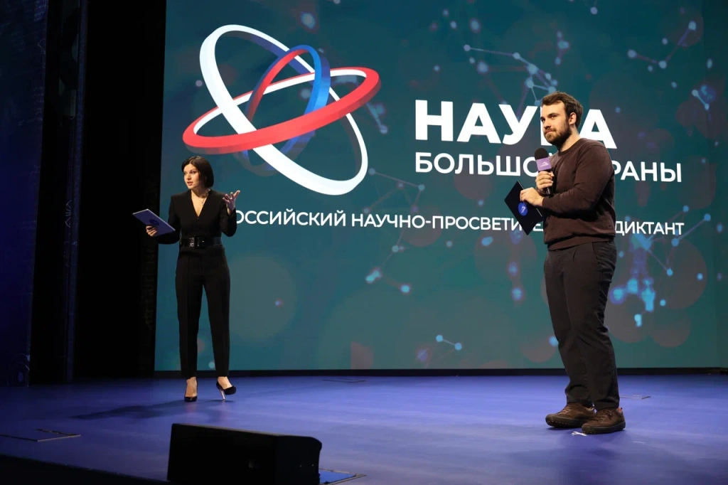 Максим Вялко (справа) во время диктанта 